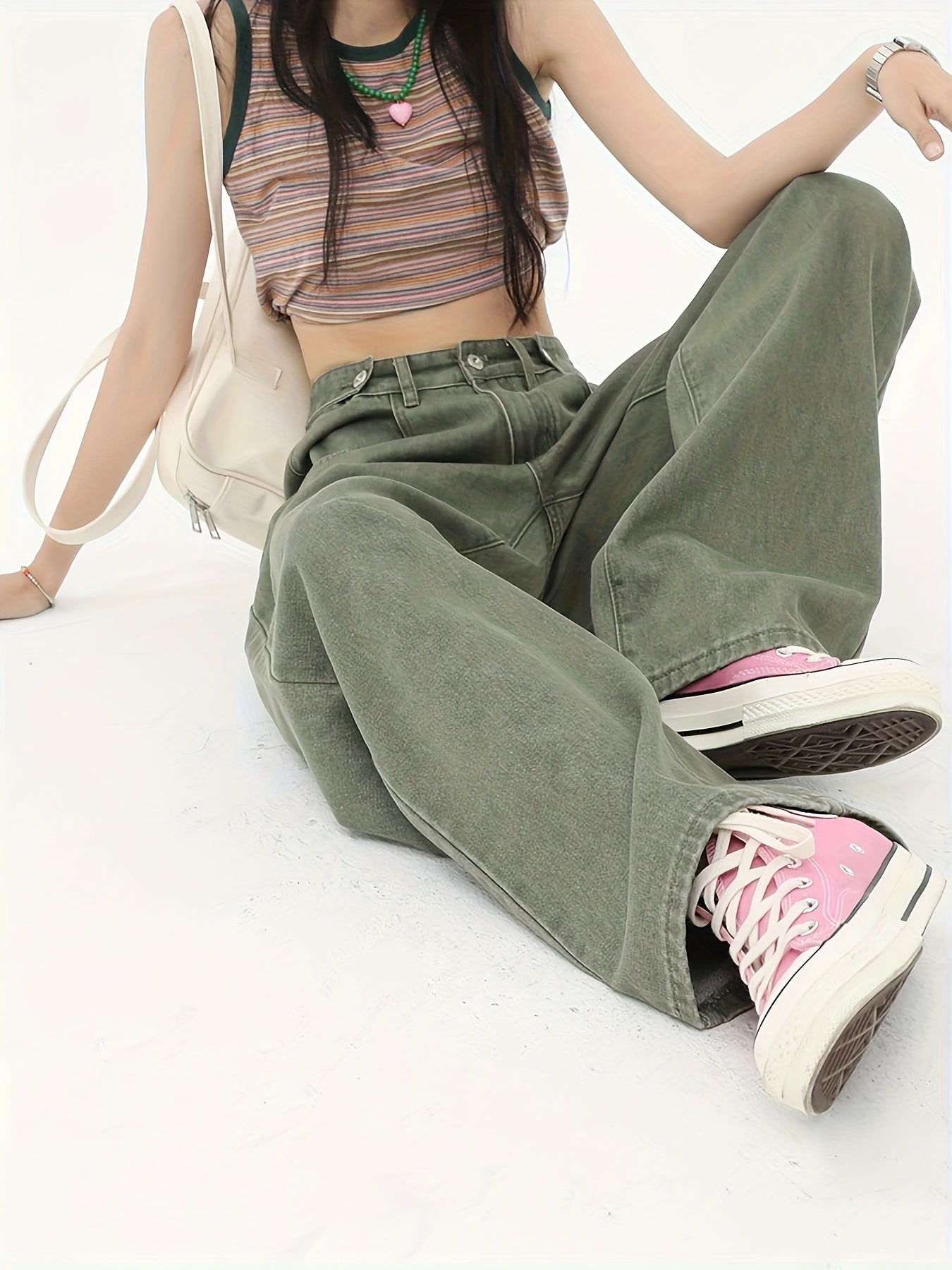 Trendy Distressed Street-Style Loose Jeans for Women, Featuring Straight Legs, Versatile for Daily Wear, Offering Comfort And a Casual Yet Slim Fit.