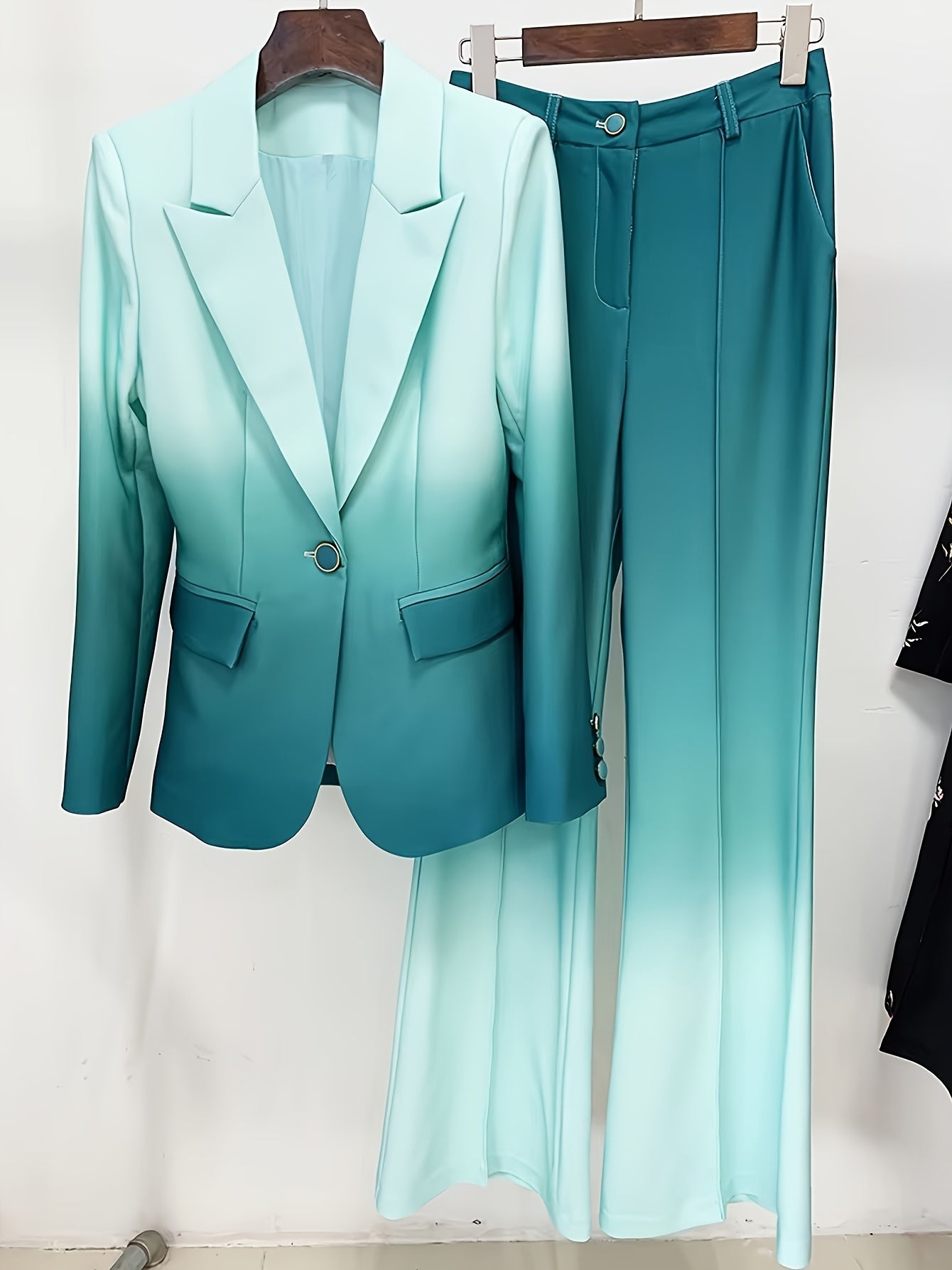 A Stylish And Elegant Women'S Two-Piece Set Featuring a Gradient Color Printed Single-Button Blazer And Flared Pants.