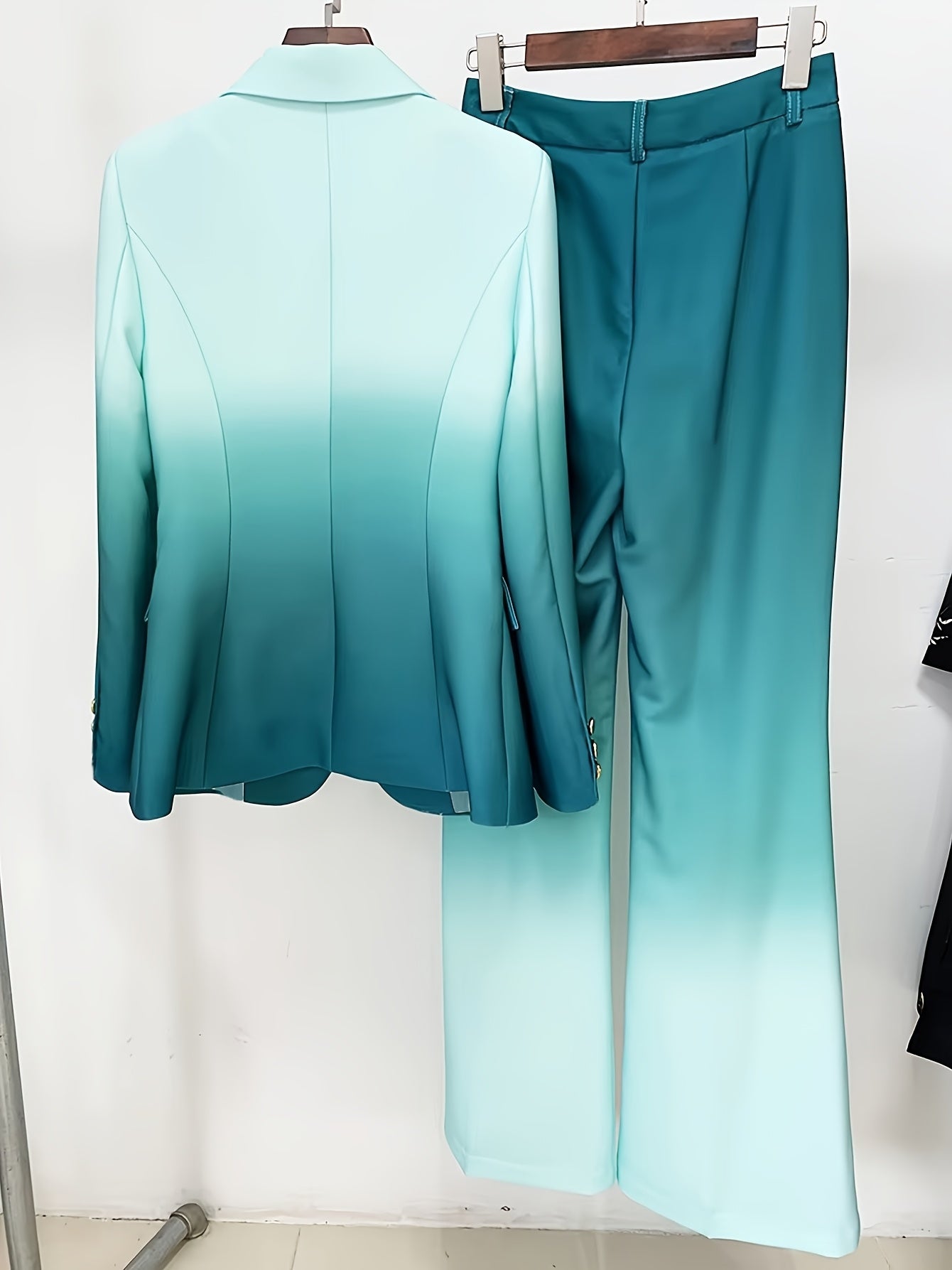 A Stylish And Elegant Women'S Two-Piece Set Featuring a Gradient Color Printed Single-Button Blazer And Flared Pants.